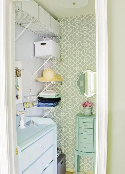 Hãy lưu ý lựa chọn giấy dán tường có màu sắc hoặc hoa văn tương đồng với tủ kệ.