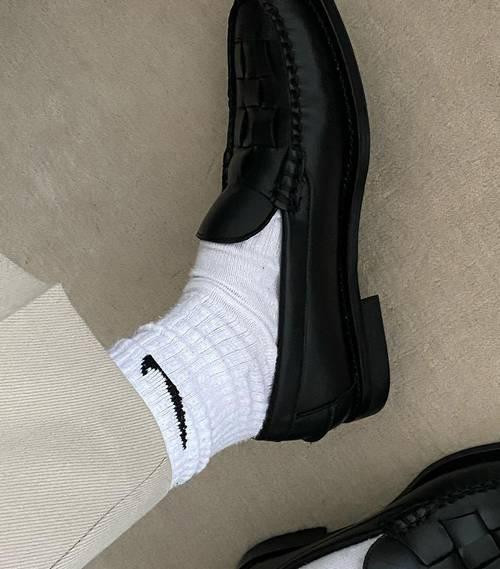 Giày loafers hay còn gọi là giày lười.