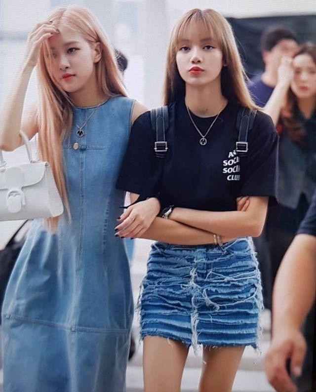 Váy denim thêm một chút retro cho trang phục. Váy denim thêm một chút retro cho trang phục.