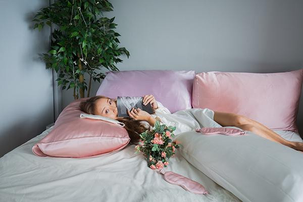 Vỏ gối bằng lụa sẽ giúp giữ nếp tóc của bạn vào ban đêm khi ngủ