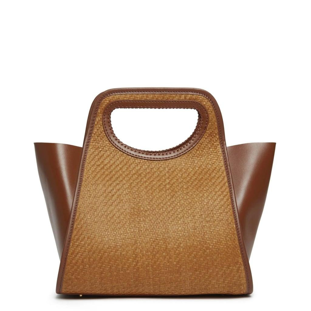 Hãy kết hợp những chiếc túi đan này với đồ dệt kim mềm mại hoặc vải lanh.