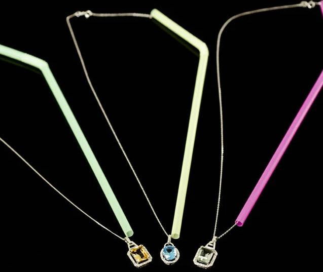 Với mẹo này bạn không lo dây chuyền bị rối nùi khi để chung với nhau nữa.