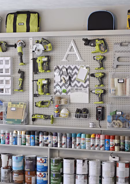 Nếu biết cách sắp xếp, pegboard hoàn toàn có thể trở thành một “tác phẩm nghệ thuật” trong nhà đấy nhé!