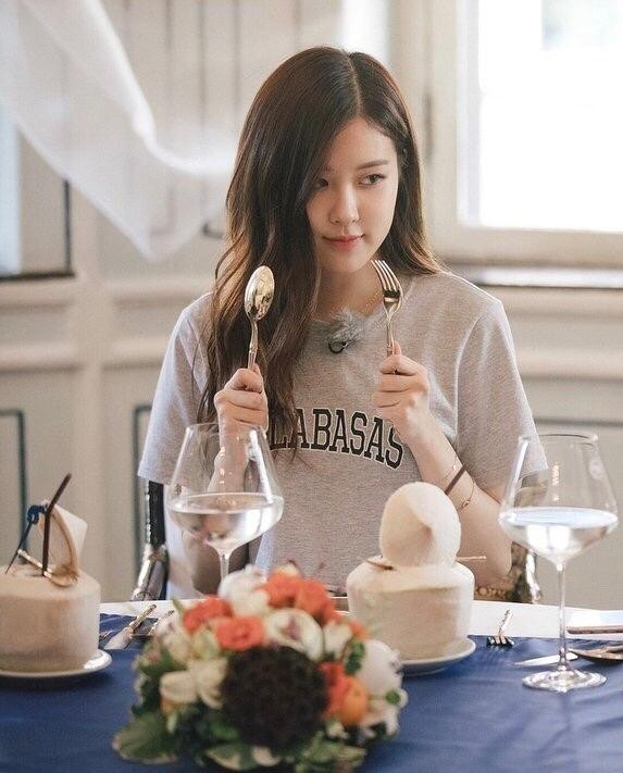 Ăn một món nhẹ nhàng, thanh mát để tự vỗ về bản thân. Ăn một món nhẹ nhàng, thanh mát để tự vỗ về bản thân.