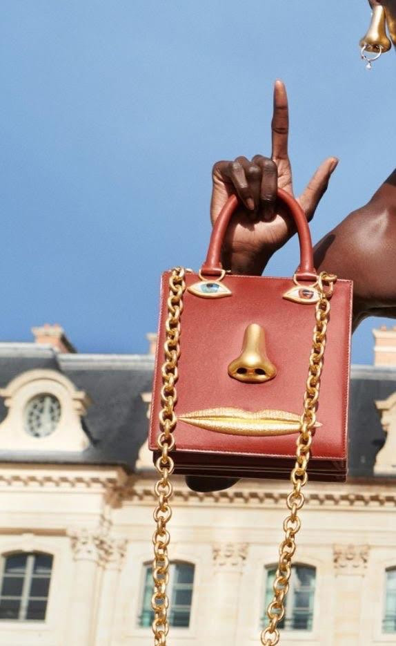 Nhà mốt hiện tại vẫn theo trường phái siêu thực. Nhà mốt hiện tại vẫn theo trường phái siêu thực.