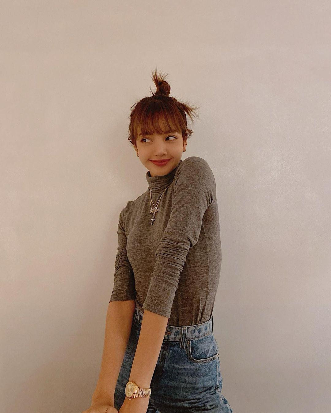 Hãy nhìn Lisa mặc chiếc áo màu xám đơn giản mà đẹp và sang trọng thế nào trong hình. Hãy nhìn Lisa mặc chiếc áo màu xám đơn giản mà đẹp và sang trọng thế nào trong hình.