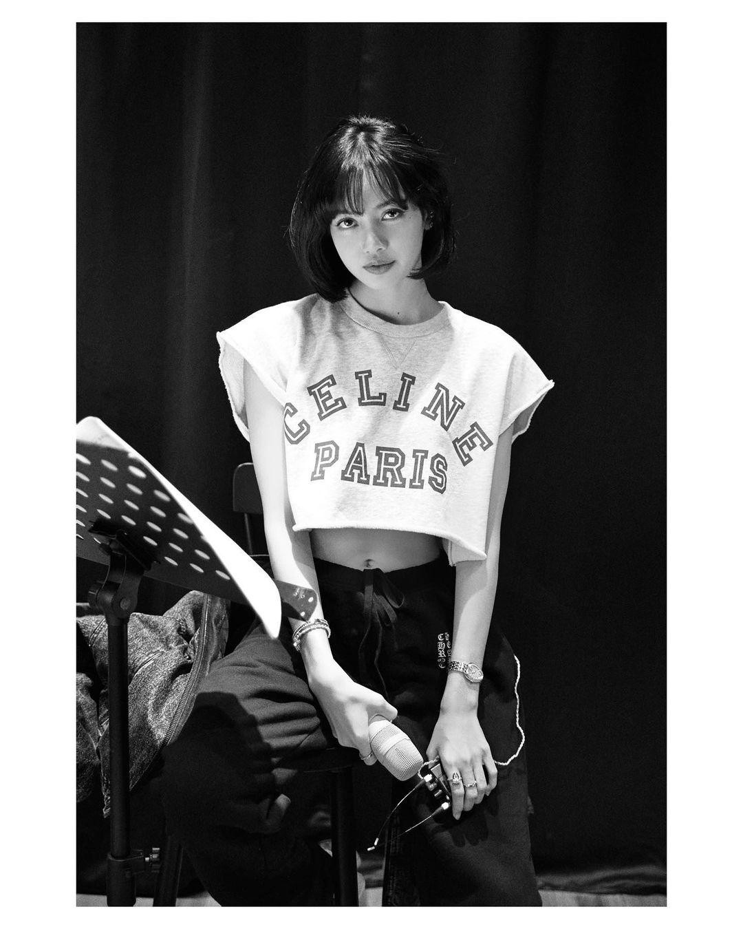 Một chiếc áo phông graphic mang lại cho cho bạn một vẻ ngoài phong cách. Một chiếc áo phông graphic mang lại cho cho bạn một vẻ ngoài phong cách.