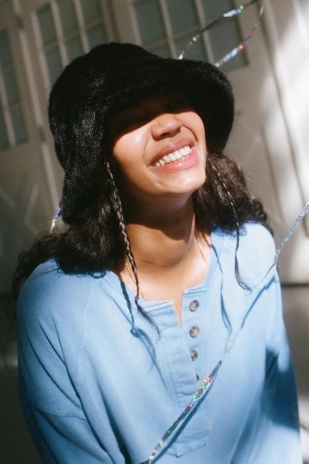 Kết hợp với tóc tết mái nữa là combo đậm chất thập niên 90.