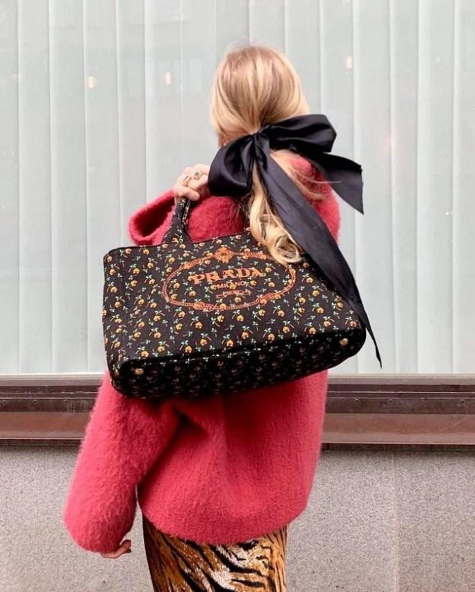 Dải ruy băng đen mang đến sự mềm mại duyên dáng.