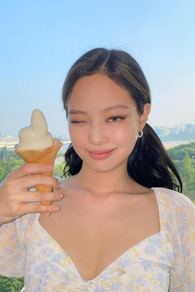 Nàng ấy dịu dàng nhưng luôn thẳng thắn thành thật. Nàng ấy dịu dàng nhưng luôn thẳng thắn thành thật.