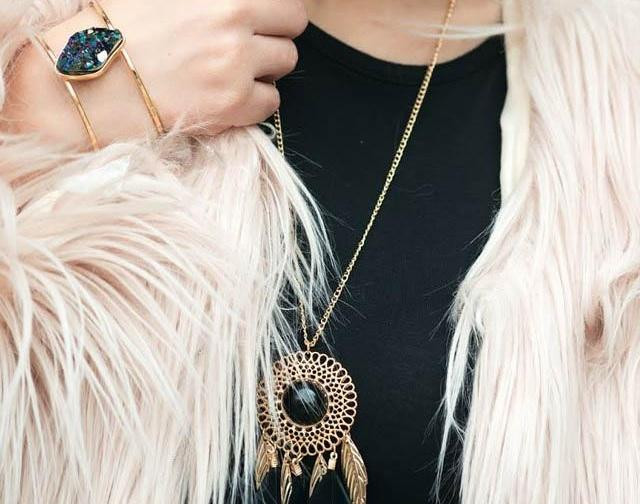 Tránh để trang sức tiếp xúc với nước: Khi đi tắm, rửa tay, rửa mặt, để ở nơi có độ ẩm cao...