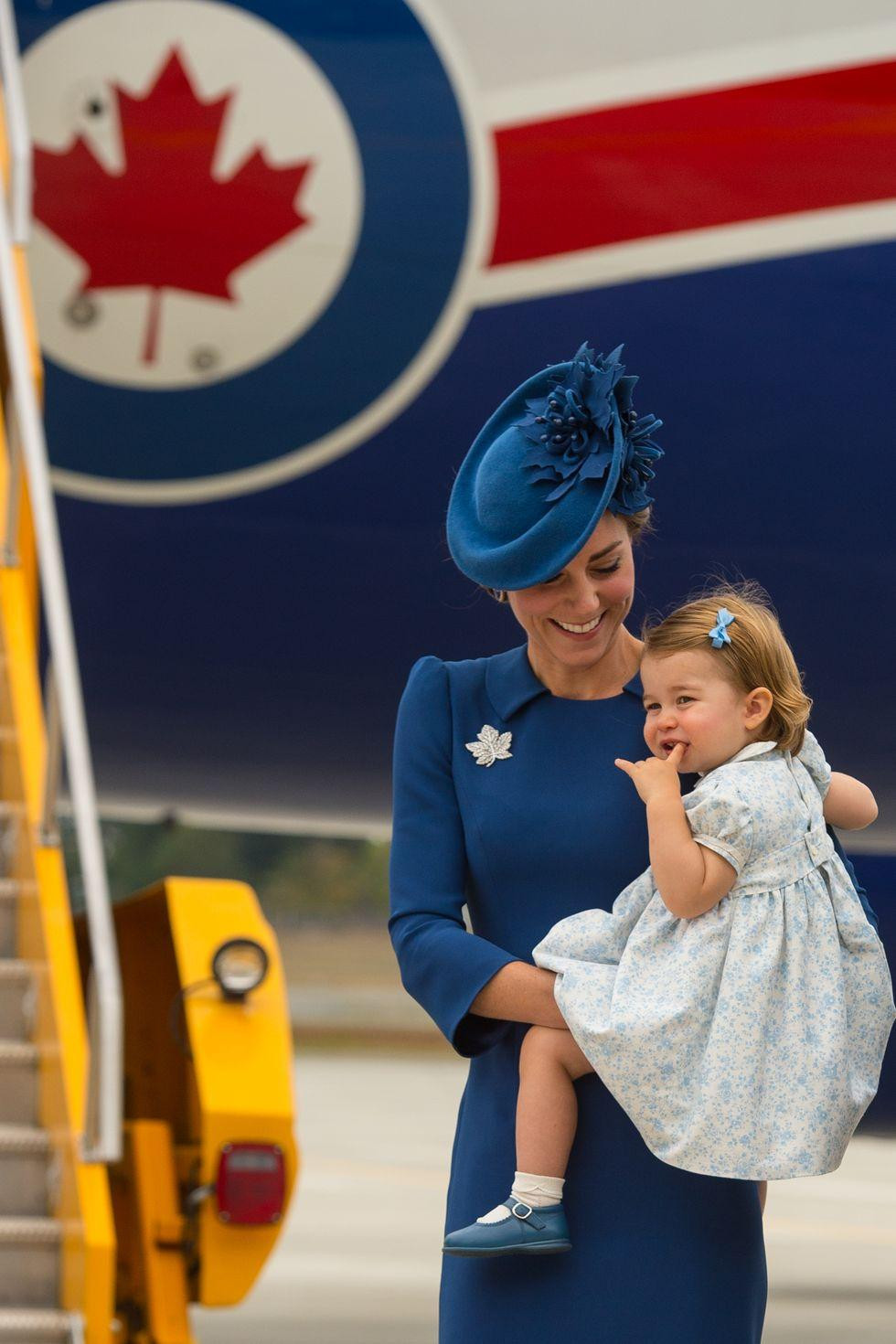 Chiếc cài áo tinh tế mà Kate đã chọn khi đến Canada. Chiếc cài áo tinh tế mà Kate đã chọn khi đến Canada.