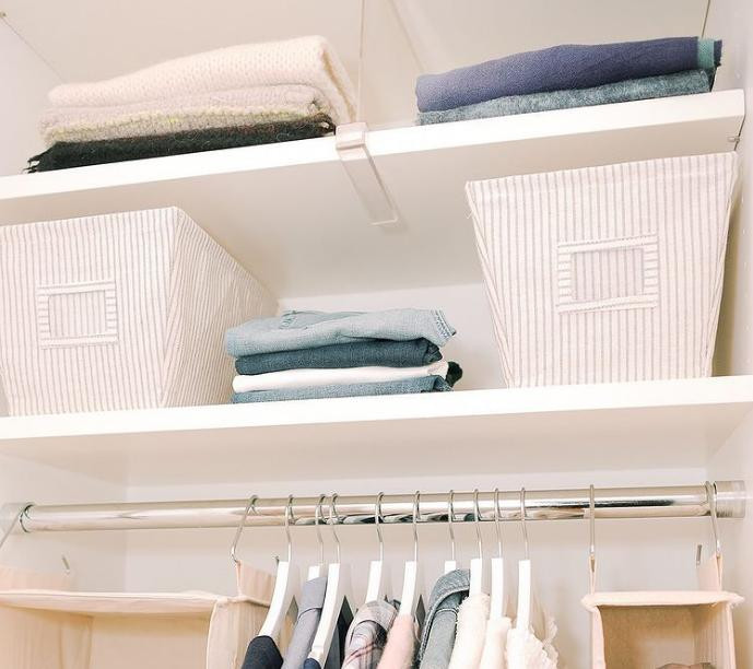 Gấp quần áo mỏng và chồng lên nhau là cách để tiết kiệm không gian.