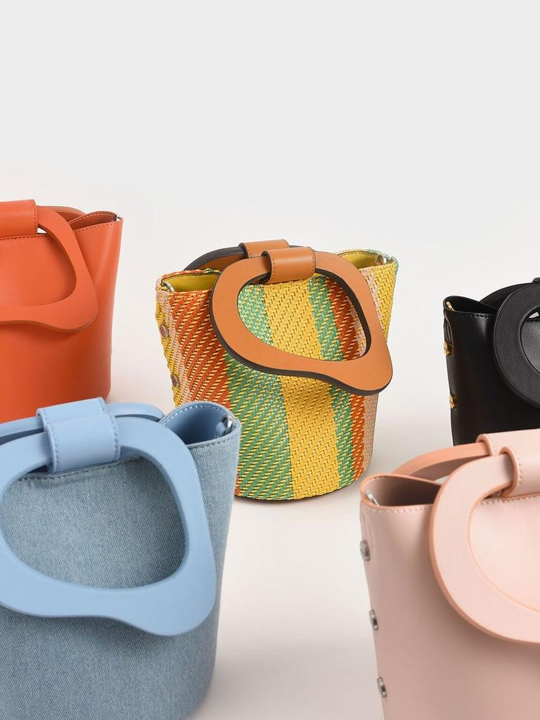 Bucket bag denim lại càng "on trend" Bucket bag denim lại càng "on trend"