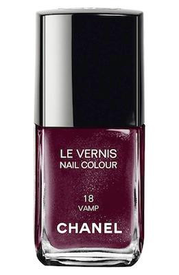Chai sơn móng tay màu Vamp 18 trứ danh của Chanel. Chai sơn móng tay màu Vamp 18 trứ danh của Chanel.