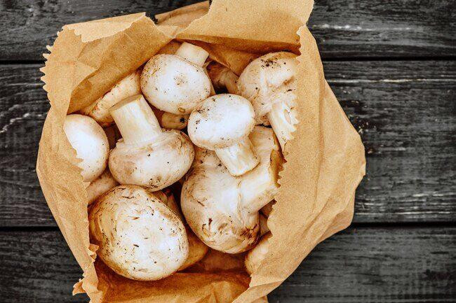 Cho nấm vào túi giấy để trong tủ lạnh hoặc nơi khô ráo, thoáng mát.