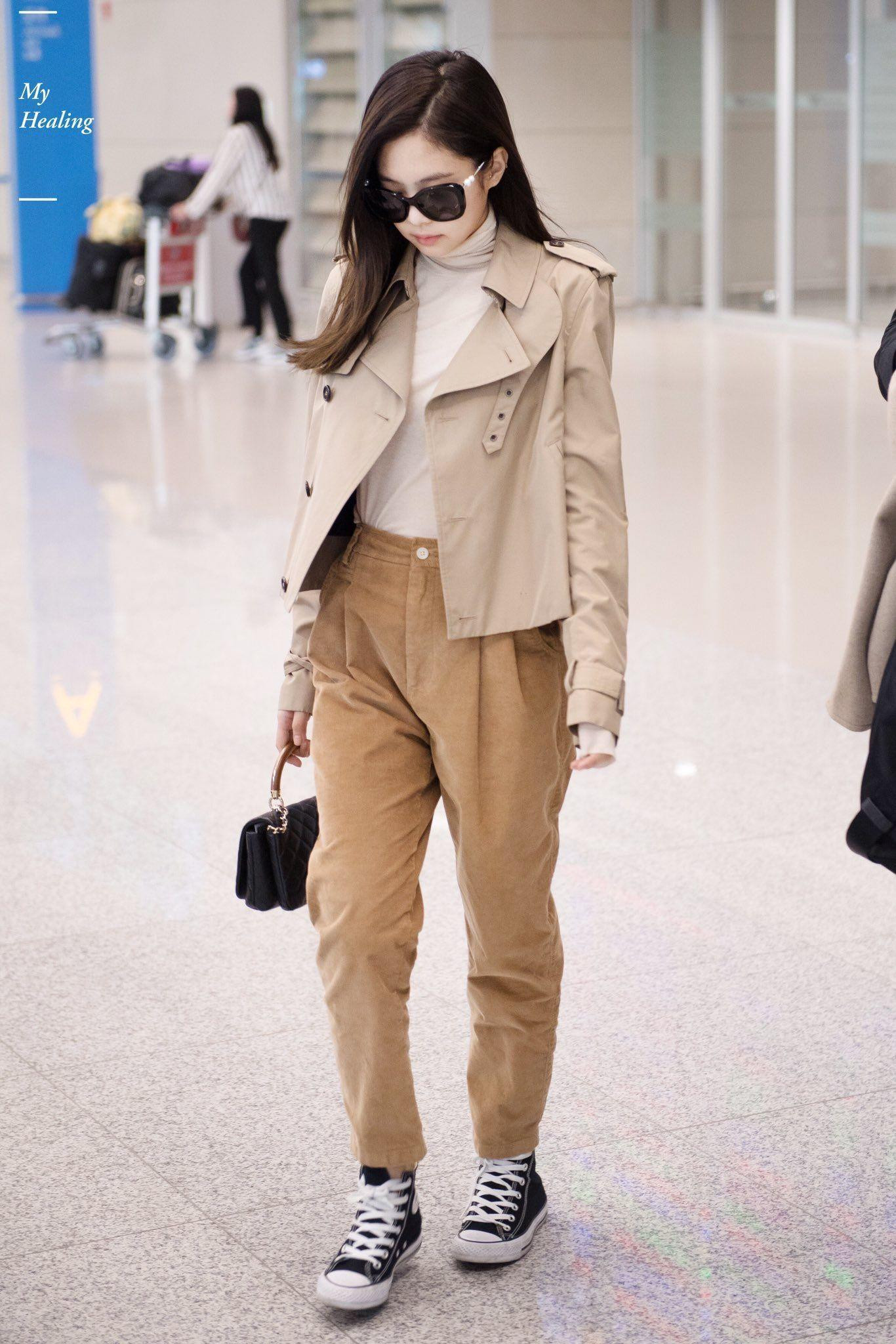 Quần kaki được Jennie diện suốt.