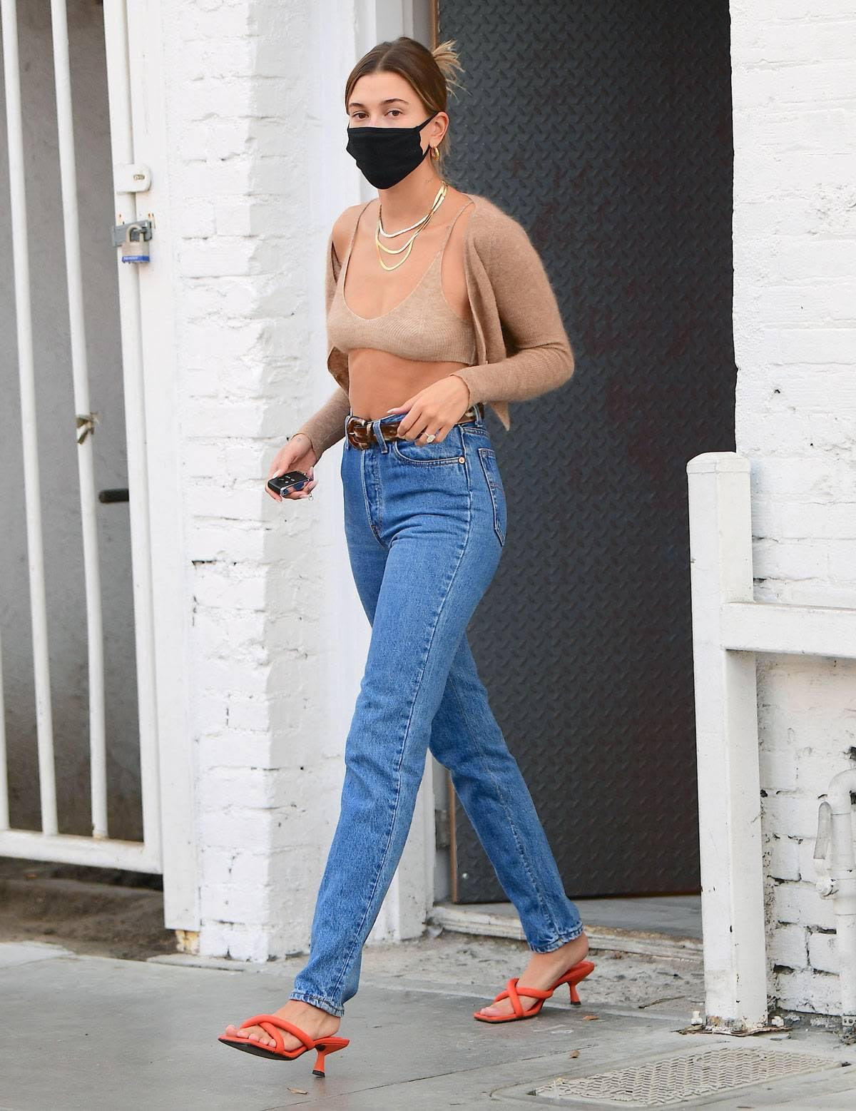 Chọn cardigan và crop-top đồng màu, đi guốc và jeans, tiện cực kỳ.