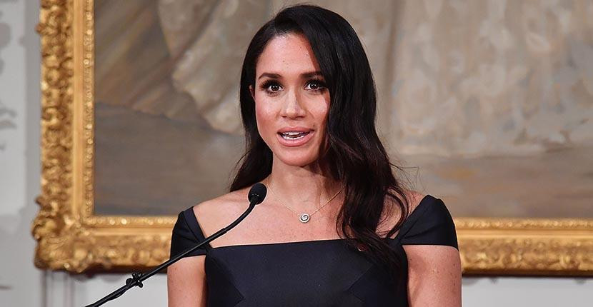 Dây chuyền mảnh mai bé nhỏ Meghan đeo có ý tứ hết cả. Dây chuyền mảnh mai bé nhỏ Meghan đeo có ý tứ hết cả.