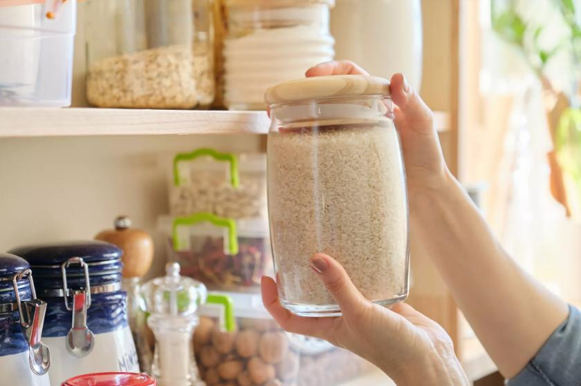 Kiểm tra date của thức ăn trong tủ khô và tủ lạnh thường xuyên giúp bạn không lãng phí thức ăn và mua quá nhiều thứ mà ở nhà vẫn còn.