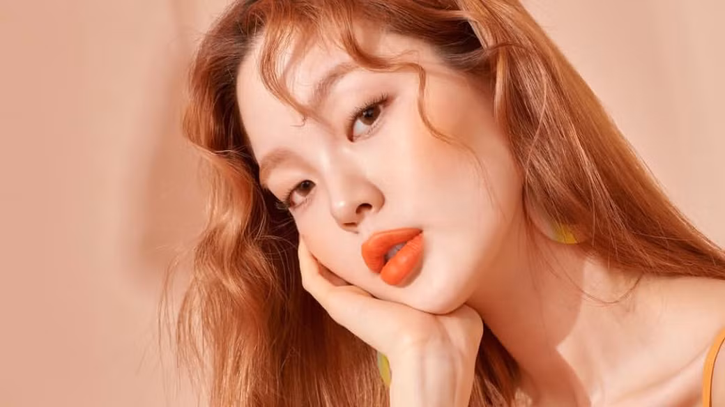 Dưỡng tóc kĩ hơn vào mùa nắng gắt để giúp tóc nhuộm không bị phai màu, xỉn màu.