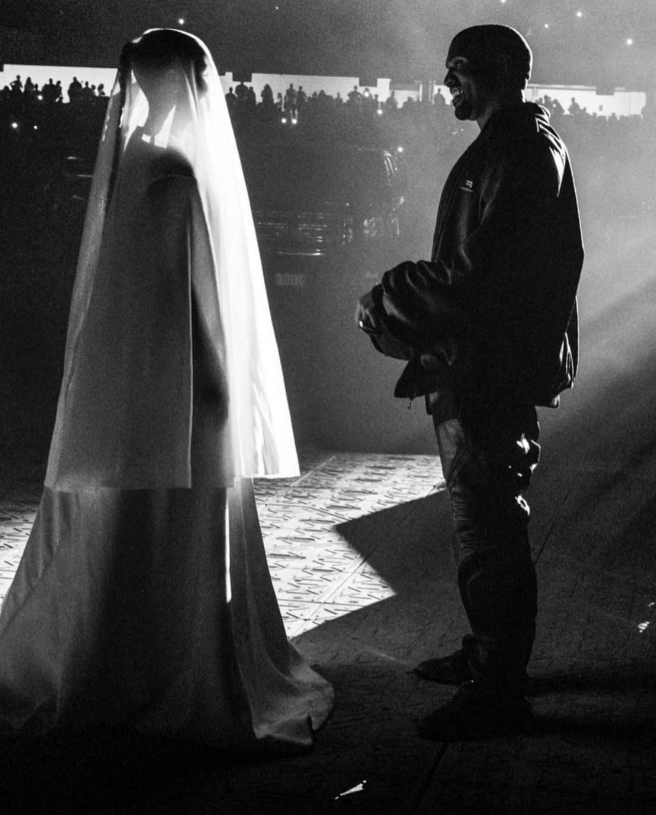 Kim xuất hiện trong chiếc váy Haute Couture mà Balenciaga mới ra mắt tháng 7 vừa rồi. Kim xuất hiện trong chiếc váy Haute Couture mà Balenciaga mới ra mắt tháng 7 vừa rồi.