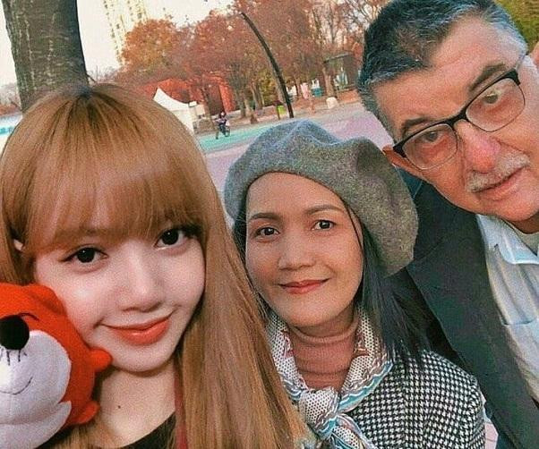 Đừng ngại chia sẻ những vấn đề trong cuộc sống của bạn với cha mẹ.