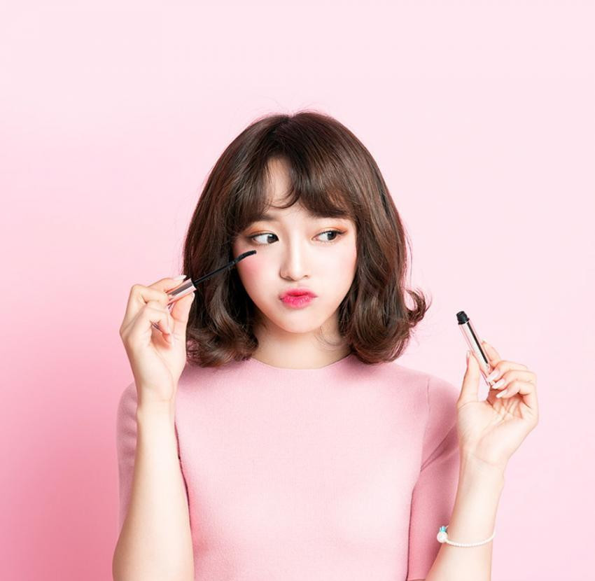 Thêm vài giọt dung dịch muối vào ống mascara để kéo dài tuổi thọ cho sản phẩm làm đẹp này. Thêm vài giọt dung dịch muối vào ống mascara để kéo dài tuổi thọ cho sản phẩm làm đẹp này.