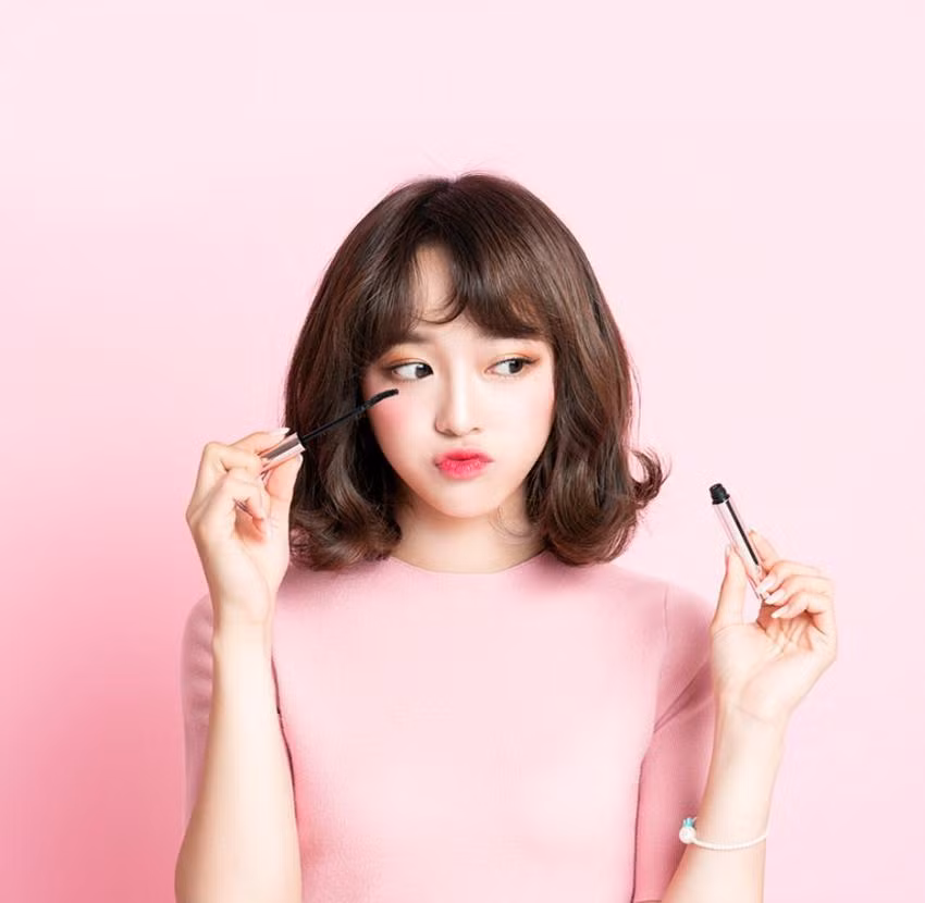 Thêm vài giọt dung dịch muối vào ống mascara để kéo dài tuổi thọ cho sản phẩm làm đẹp này.