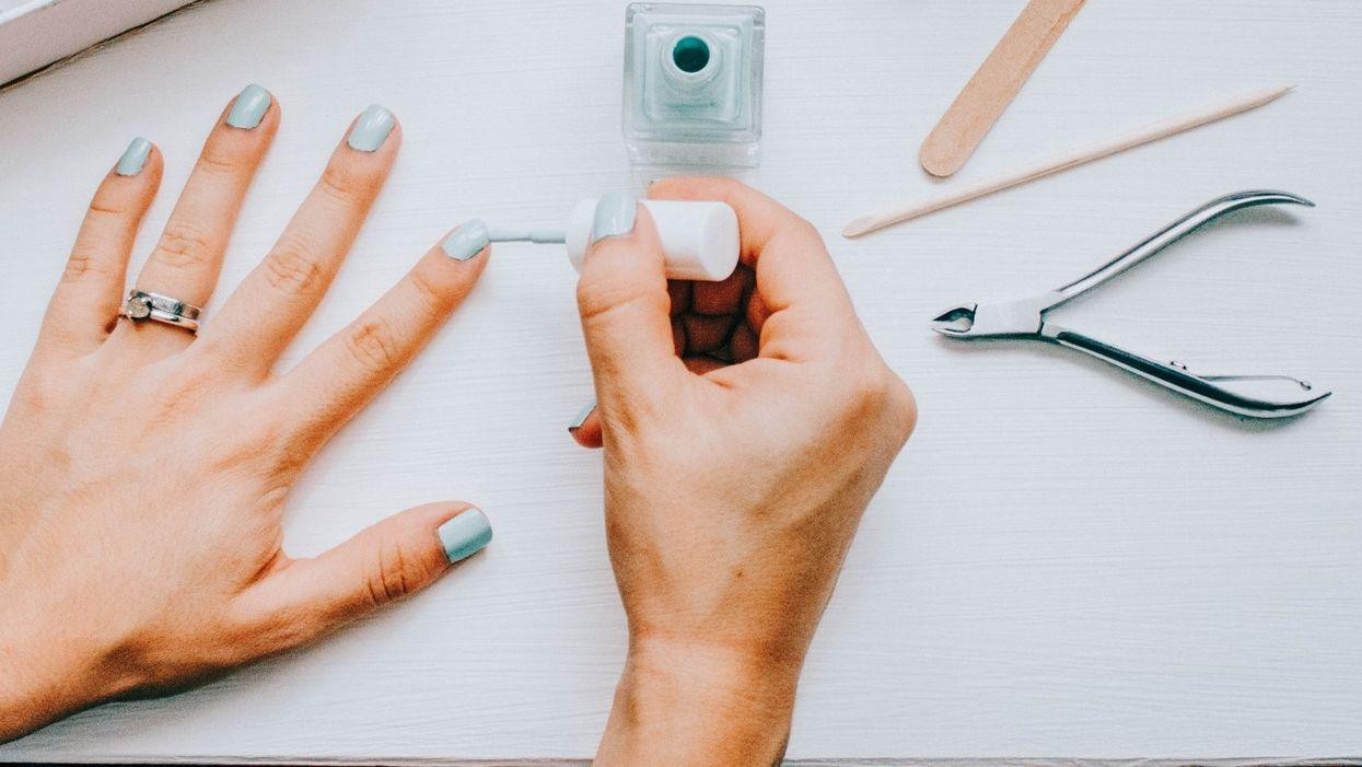 Tự sơn móng ở nhà hoặc rủ bạn bè sơn móng cho nhau, tiết kiệm nhiều lắm đấy Tự sơn móng ở nhà hoặc rủ bạn bè sơn móng cho nhau, tiết kiệm nhiều lắm đấy