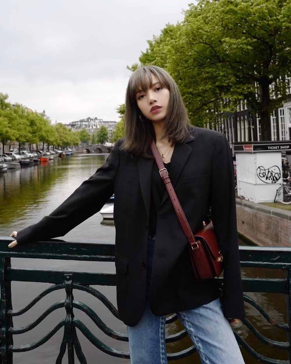 Lisa chắc chắn là thành viên mê mốt blazer nhất trong BLACKPINK.
