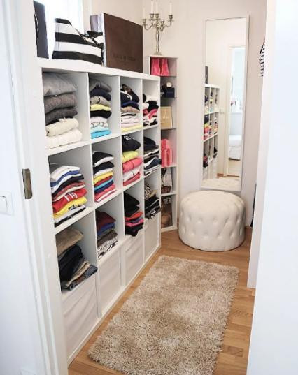 Những hộc tủ này sẽ làm cho không gian closet giống như một cửa hàng thời trang sang trọng.