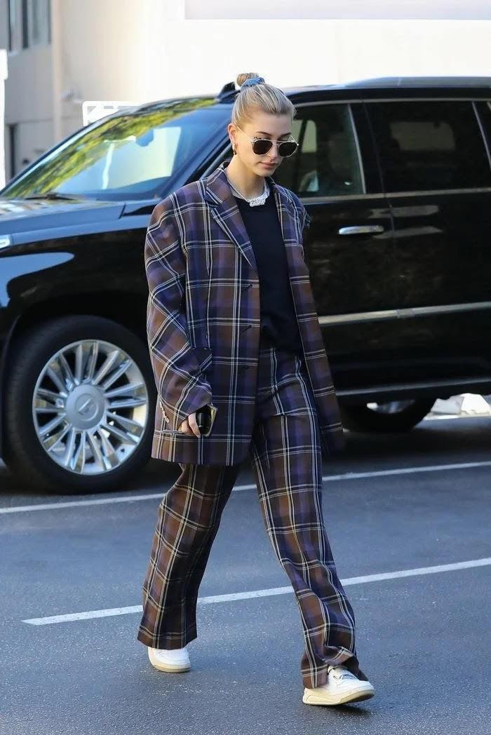 Suit dáng rộng trông sẽ rất thời trang. Cả set không bị khô cứng nếu đi với áo thun cổ tròn bên trong và giày sneaker.