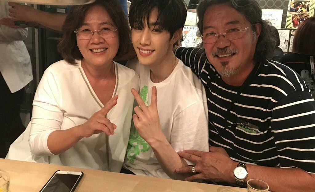 Cha mẹ luôn lo lắng về vấn đề tài chính của chúng ta.