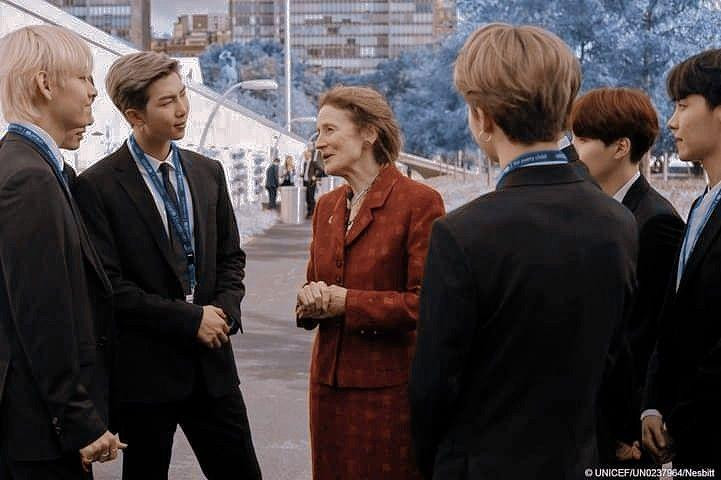 Lắng nghe và khuyến khích người khác nói chuyện là một nghệ thuật trong giao tiếp.