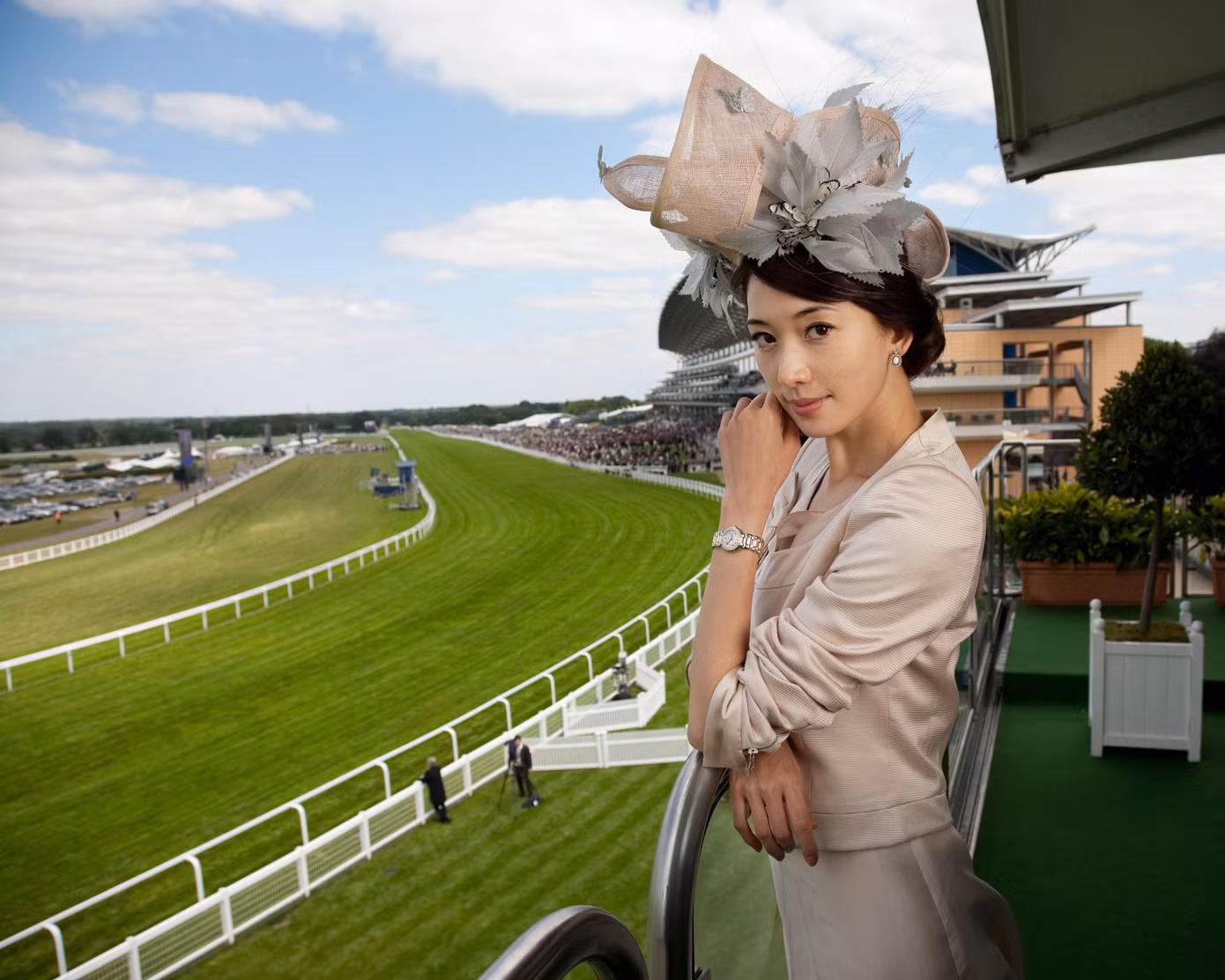 Lâm Chí Linh tham gia Royal Ascot với tư cách gương mặt đại diện của nhãn hiệu đồng hồ cao cấp Longines. Lâm Chí Linh tham gia Royal Ascot với tư cách gương mặt đại diện của nhãn hiệu đồng hồ cao cấp Longines.