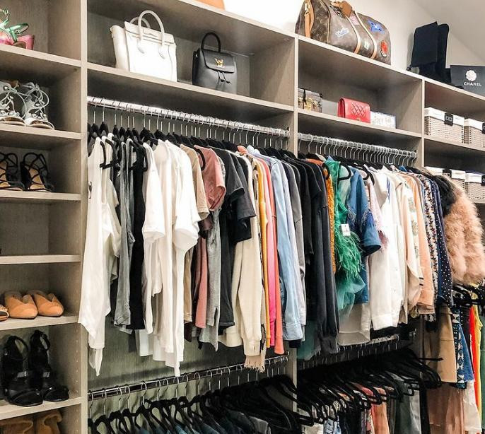 Treo những thứ bạn mặc hằng ngày ra phía trước, bạn sẽ thấy mình có vô số thứ để mặc.