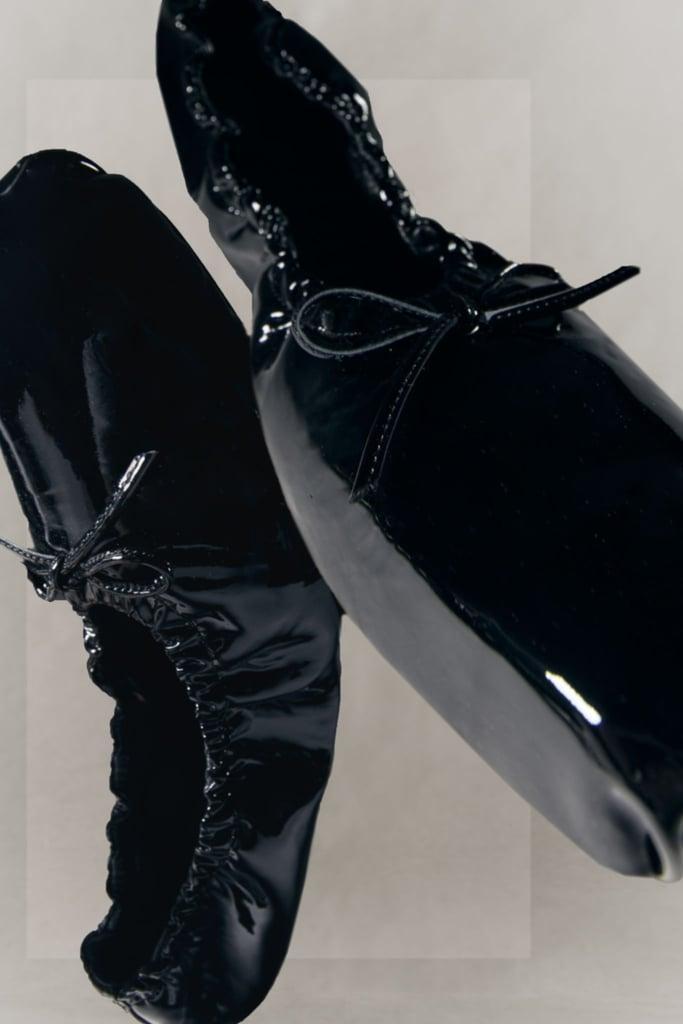 Giày bệt ba lê thoải mái, ôm sát chân mang phong cách của một cô gái Pháp. Giày bệt ba lê thoải mái, ôm sát chân mang phong cách của một cô gái Pháp.