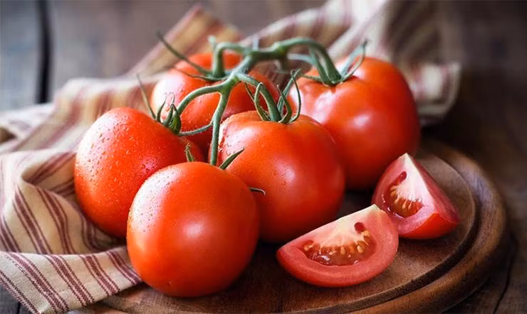 Đừng bảo quản cà chua trong túi nilon, khí etylen trong cà chua bị bí sẽ khiến chúng chín nhanh hơn.