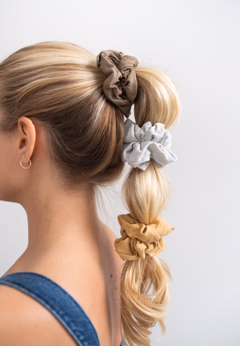 Kể cả khi bạn có mái tóc dày và dài, scrunchies rất êm và nhẹ.