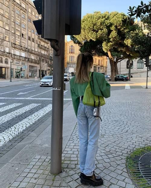 Vì quai xách dạng hobo nên bạn có thể đeo vai rất gọn gàng và thời trang. Vì quai xách dạng hobo nên bạn có thể đeo vai rất gọn gàng và thời trang.