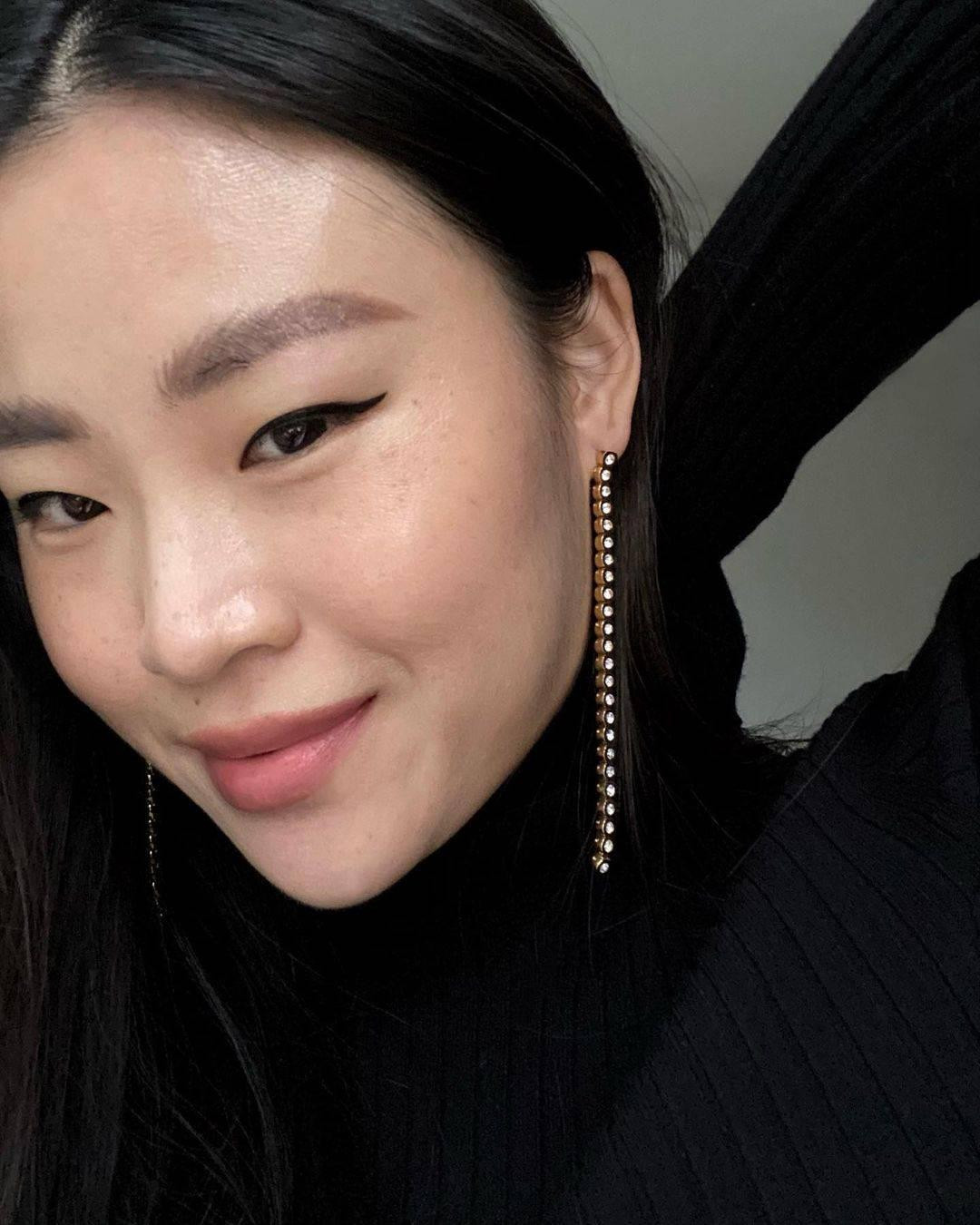 Kiểu này hợp nhất khi mặc áo khoe vai hoặc áo cổ lọ.