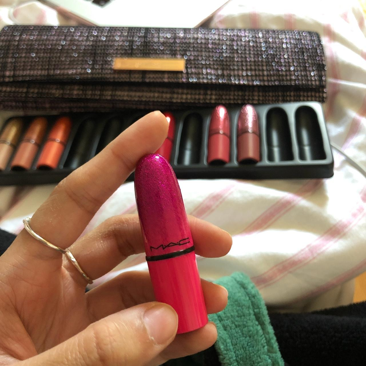 MAC Candy Yum-Yum đã trở lại nhờ sự ủng hộ của người tiêu dùng. MAC Candy Yum-Yum đã trở lại nhờ sự ủng hộ của người tiêu dùng.