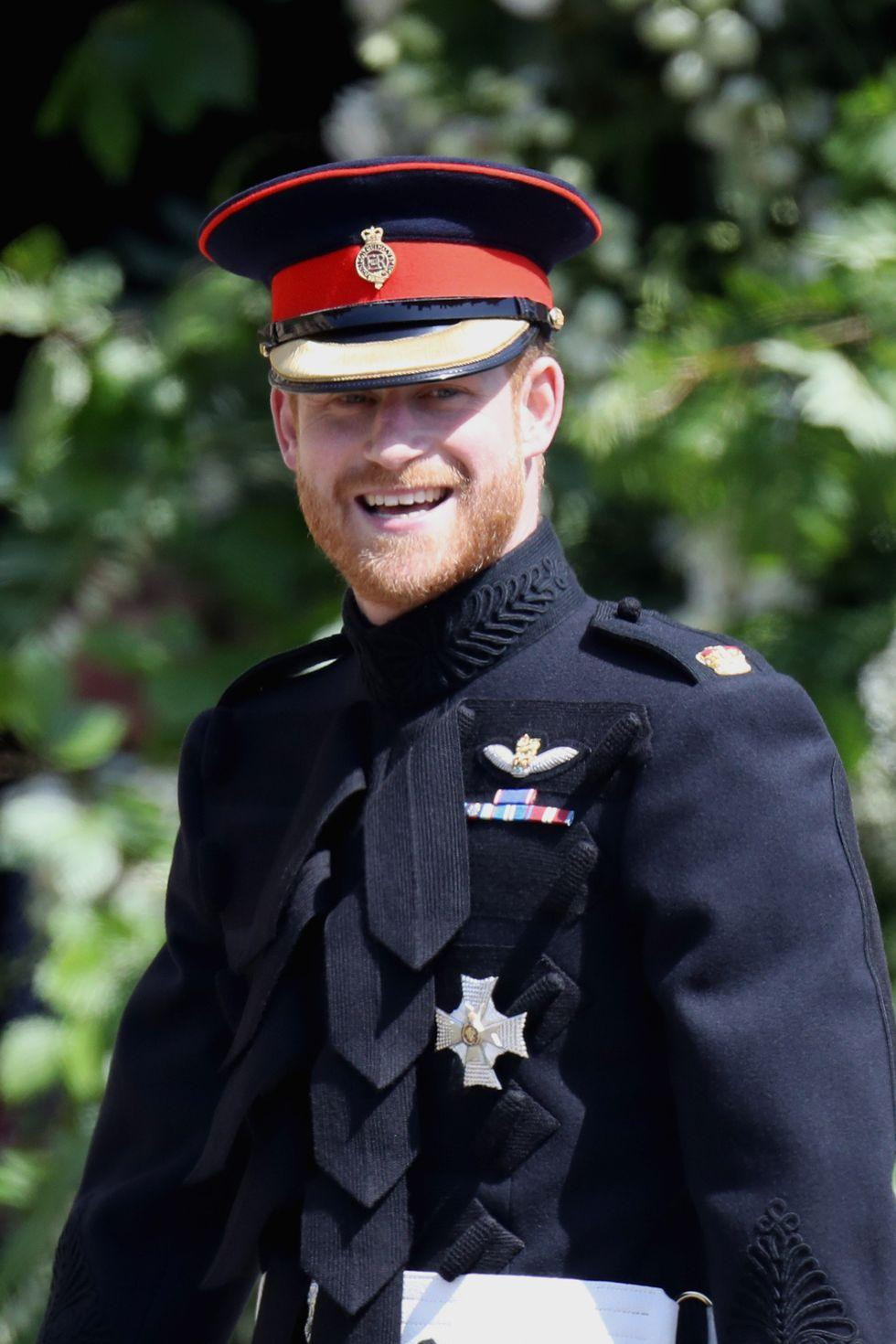 Harry mặc quân phục thay vì lễ phục truyền thống là có lý do. Harry mặc quân phục thay vì lễ phục truyền thống là có lý do.