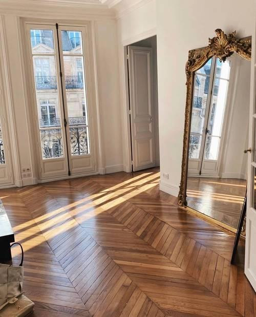 Người Pháp là chuyên gia trong việc thể hiện một vẻ ngoài hoàn hảo bằng sự đơn giản, trong khi vẫn giữ được nét xa hoa. Người Pháp là chuyên gia trong việc thể hiện một vẻ ngoài hoàn hảo bằng sự đơn giản, trong khi vẫn giữ được nét xa hoa.