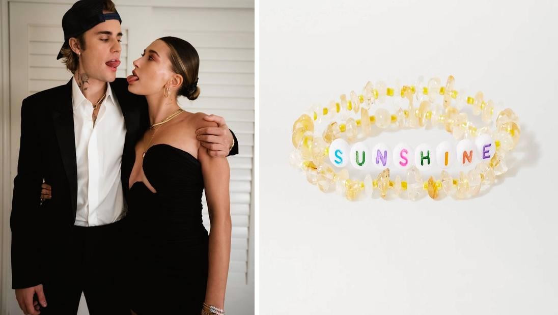 Nếu bạn phóng to vào cổ tay của Hailey trong hình này, bạn sẽ thấy cô nàng đang đeo một cặp vòng tay đính hạt trông khá trẻ con. Nếu bạn phóng to vào cổ tay của Hailey trong hình này, bạn sẽ thấy cô nàng đang đeo một cặp vòng tay đính hạt trông khá trẻ con.