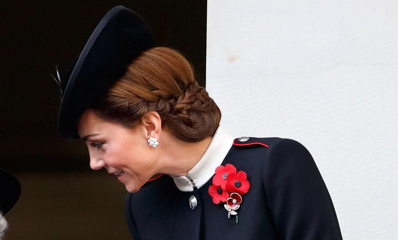 Tóc búi kiểu này còn tạo cho bạn một diện mạo “hoàng gia” như công nương Kate Middleton. Tóc búi kiểu này còn tạo cho bạn một diện mạo “hoàng gia” như công nương Kate Middleton.