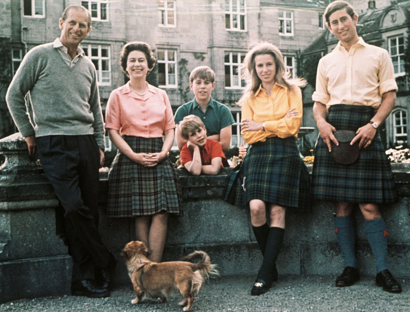 Hoàng thân Philip luôn cố gắng để làm cho Nữ hoàng cảm thấy thoải mái và vui vẻ trước những buổi thu âm, ghi hình cho tin nhắn Ngày Giáng sinh của bà gửi đến người dân cả nước. Hoàng thân Philip luôn cố gắng để làm cho Nữ hoàng cảm thấy thoải mái và vui vẻ trước những buổi thu âm, ghi hình cho tin nhắn Ngày Giáng sinh của bà gửi đến người dân cả nước.