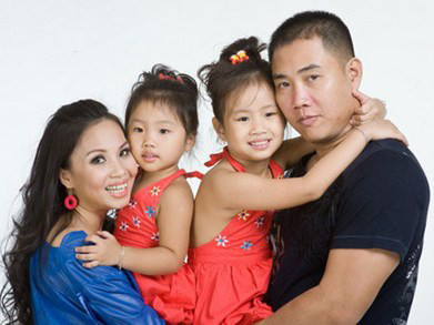 Gia đình bầu sô Minh Vy - ca sĩ Cẩm Ly