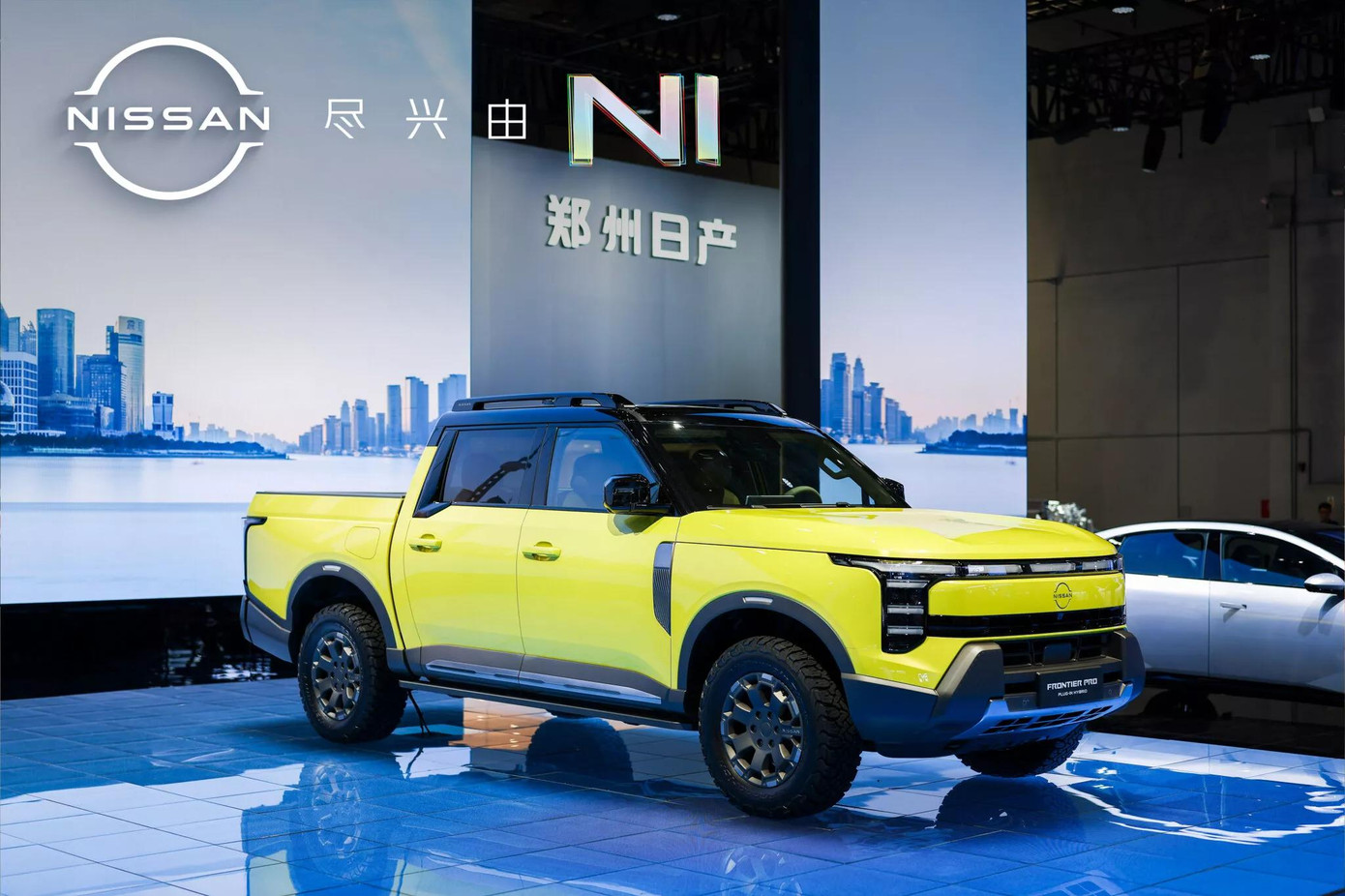 Frontier Pro - mẫu bán tải plug-in hybrid (PHEV) đầu tiên của Nissan là sản phẩm hợp tác với Dongfeng. Xe được trang bị động cơ 1.5L tăng áp kết hợp mô-tơ điện, cung cấp công suất tối đa 402 mã lực và mô-men xoắn cực đại 800 Nm. Phạm vi hoạt động thuần điện tối đa 135 km (theo chuẩn CLTC).